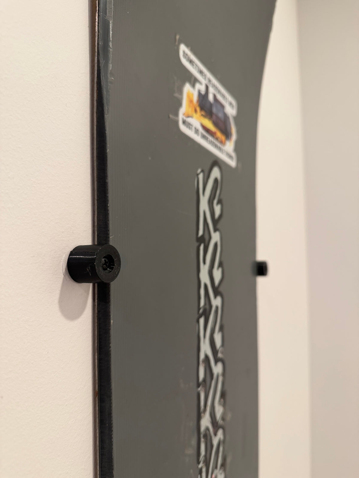 Vertical snowboard/ski mount