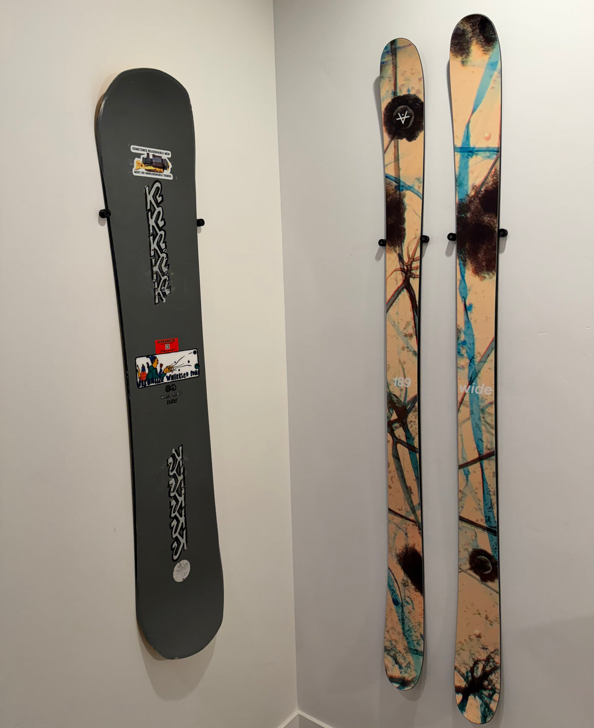 Vertical snowboard/ski mount